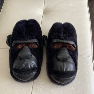 Gorilla Slippers 🤎😂🖤